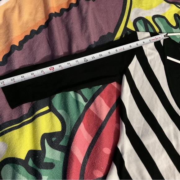 New York and company sweater black and white : Box R: - Picture 5 of 9